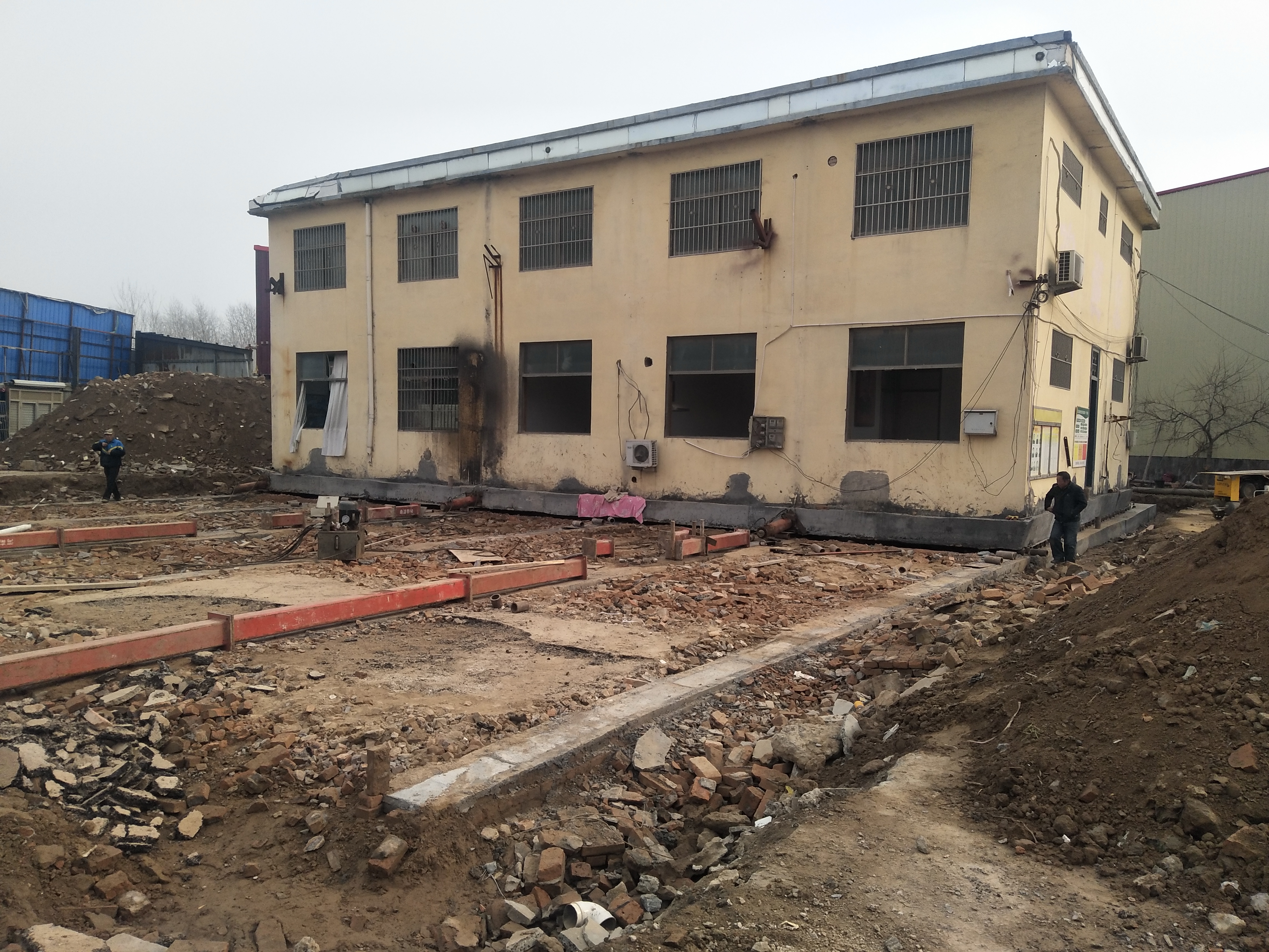 山东菏泽市桃源木业有限公司办公楼整体平移工程