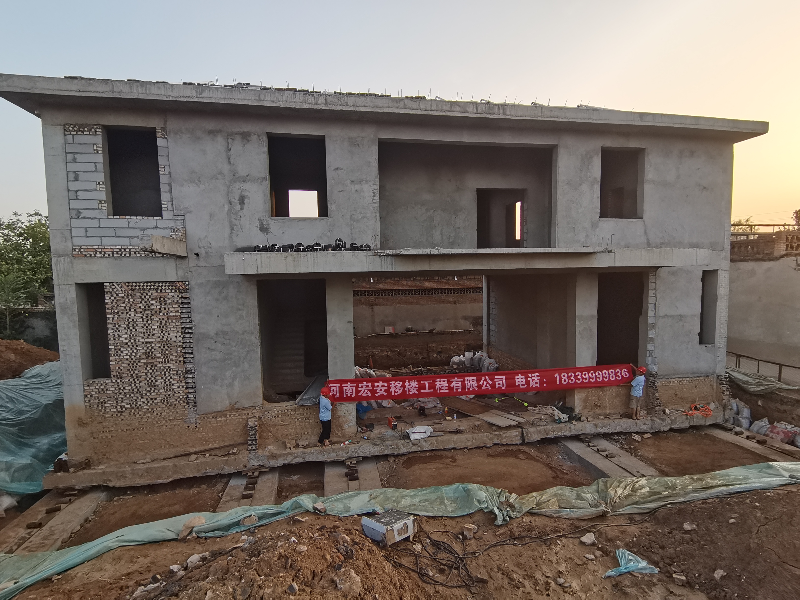 山西省霍州市白龙镇两层别墅整体带基础平移工程